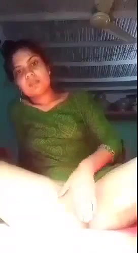 Desi girl fingering her shaved pussy on cam