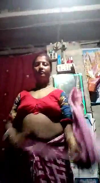 mature village Bhabhi applying oil on her pussy