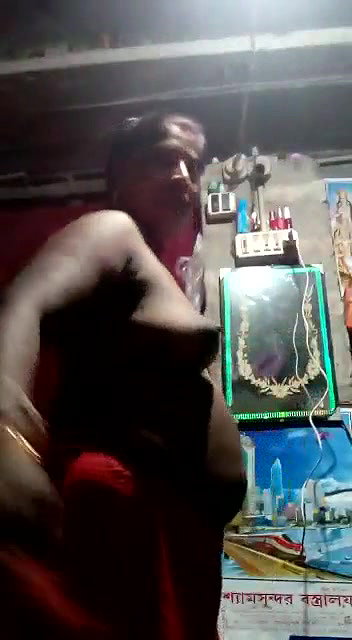 mature village Bhabhi applying oil on her pussy