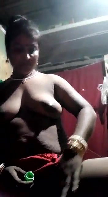 mature village Bhabhi applying oil on her pussy