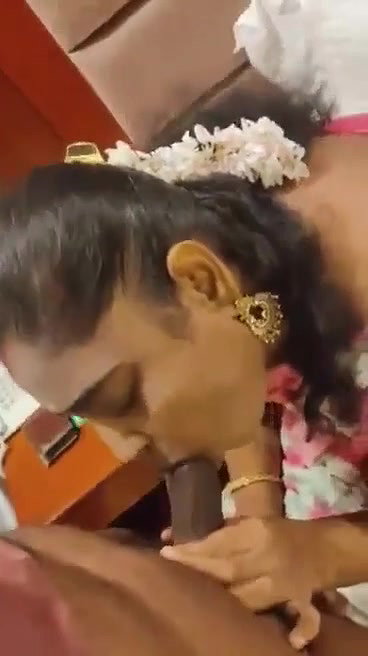 Tamil housewife giving blowjob to lover in hotel