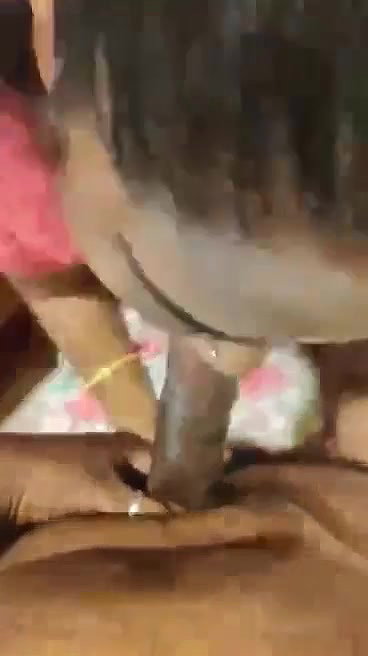 Tamil housewife giving blowjob to lover in hotel