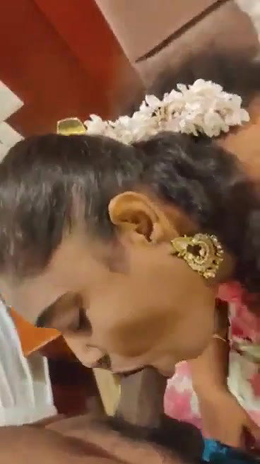 Tamil housewife giving blowjob to lover in hotel