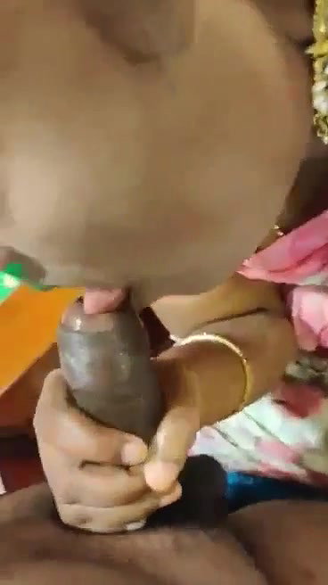 Tamil housewife giving blowjob to lover in hotel