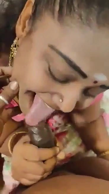 Tamil housewife giving blowjob to lover in hotel