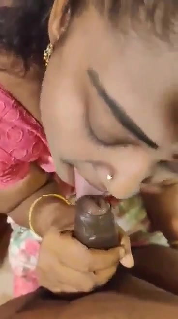 Tamil housewife giving blowjob to lover in hotel