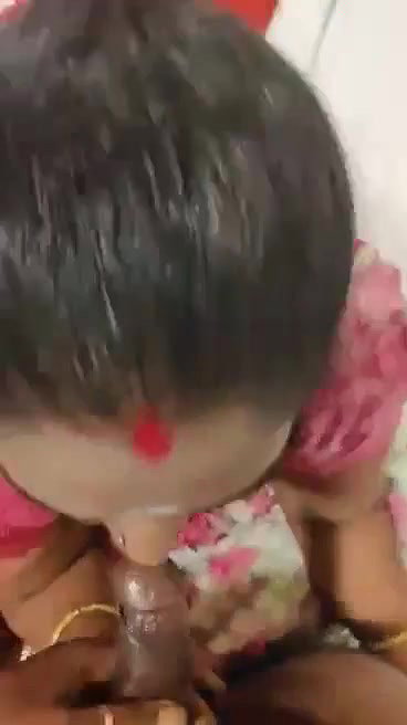 Tamil housewife giving blowjob to lover in hotel