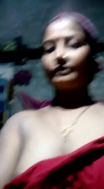 Bengali Boudi showing boobies on selfie cam mode