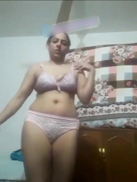 Pakistani Horny Bhabhi Showing For Lover