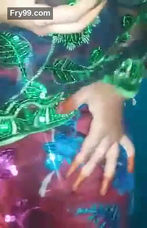 35 Year Old (Ayesha Bhabhi) bakaya paisa lene aye the, paise ke badle padose se kiya Choda Chudi, Hindi Audio – part-2