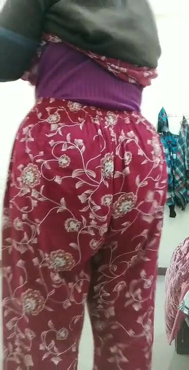 Pakistani girl dispalying her fleshy ass on cam