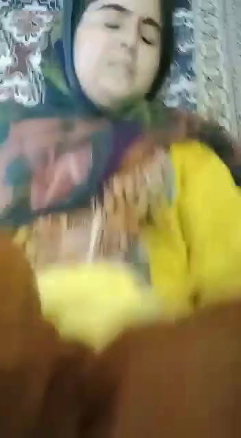 Pakistani mature girl paid to expose her assets