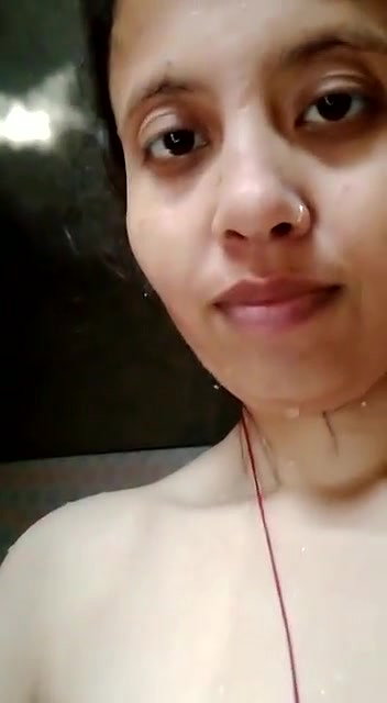 Desi girl pumping her own boobs on selfie cam