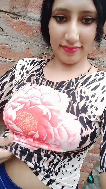 beautiful Pakistani girl sexy boobs show