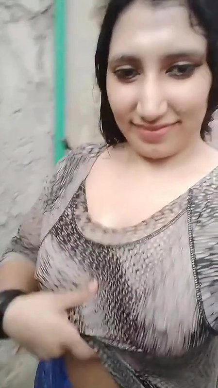 beautiful Pakistani Pathan girl showing boobs