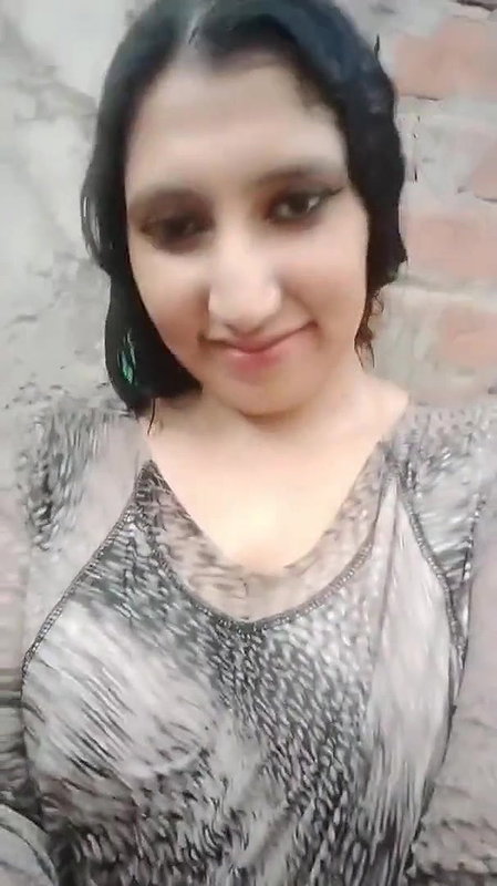 beautiful Pakistani Pathan girl showing boobs