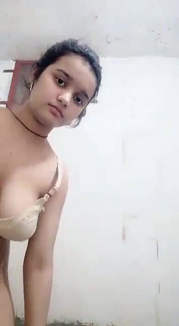 big boob young girl getting nude on cam