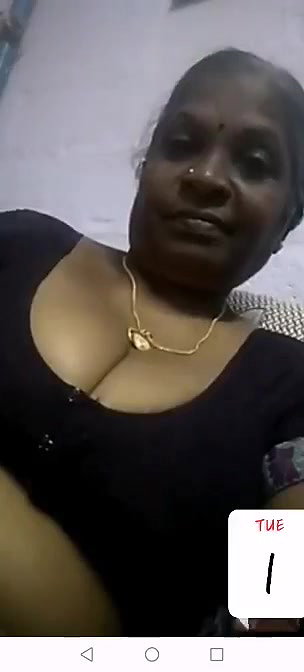 mature Indian aunty showing boobs on video call