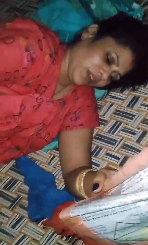 Desi housewife giving handjob lying on cot