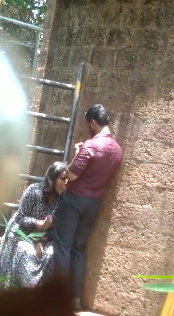 desparate Indian girl caught giving blowjob outdoors on cam