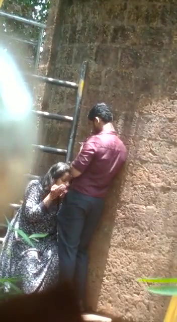 desparate Indian girl caught giving blowjob outdoors on cam