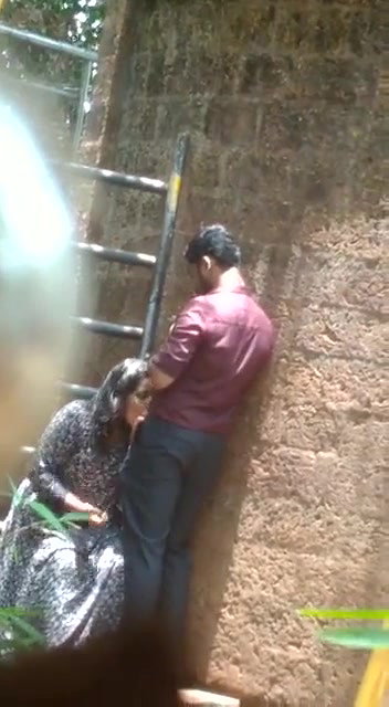 desparate Indian girl caught giving blowjob outdoors on cam