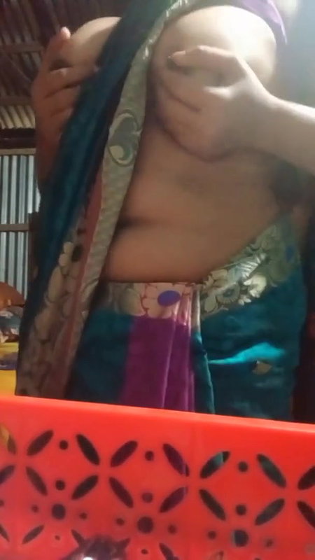 chubby Bengali girl fingering her plumppussy
