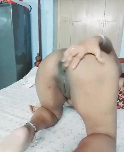 electrifying naked show by hot Desi bitch on cam