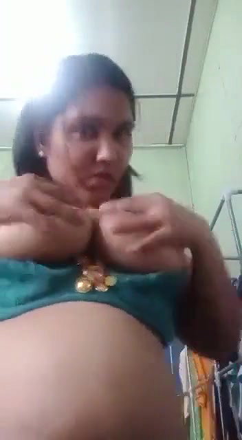 BBW Bhabhi showing her melons while dancing