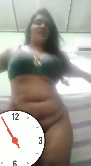 BBW Bhabhi showing her melons while dancing
