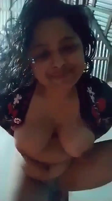 Big boob unsatisfied Bhabi showing for lover