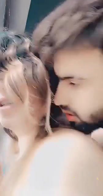 Hot Indian lovers standing sex MMS