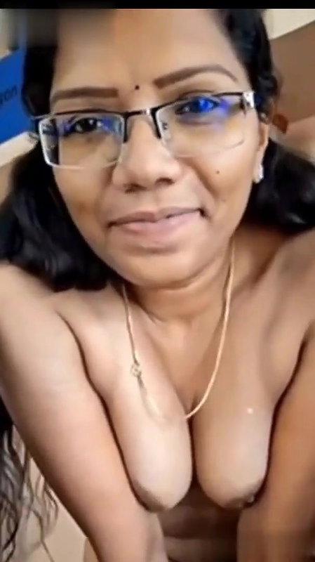 Famous Hot Tamil Bhabhi Showing