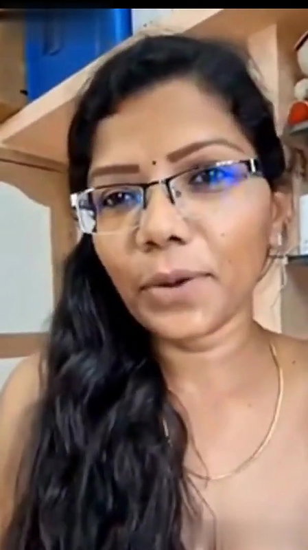 Famous Hot Tamil Bhabhi Showing