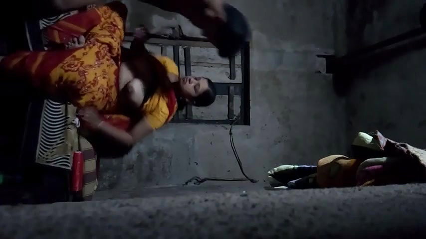 sweet looking Desi Bhabhi secret sex affair