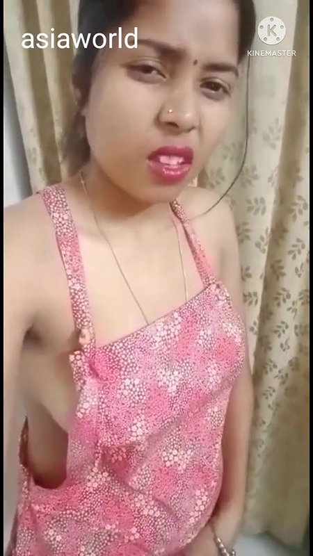 Sexy Desi Bhabhi Showing Her Boobs