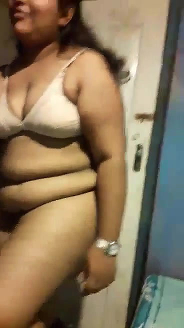fatty Indian girl captured nude by lover