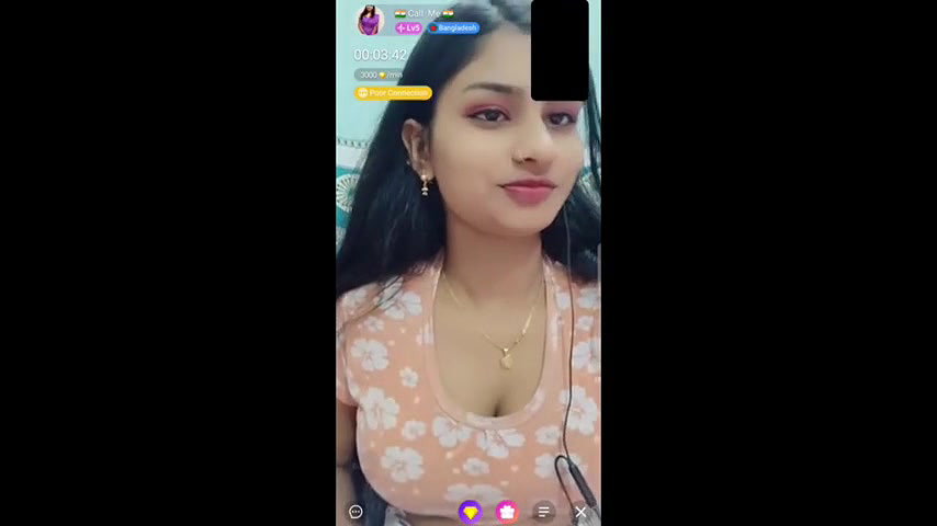 Bengali girl big boobs aur pussy dikhati hai