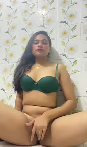 Big Ass Desi Girl Nude Bathing and showing her full body