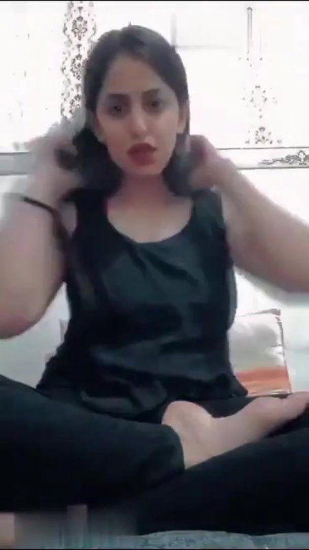 BEAUTIFUL BUSTY BABE SQUEEZING BIG BOOBIES FINGERING