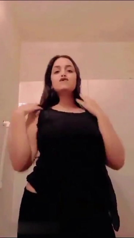 BEAUTIFUL BUSTY BABE SQUEEZING BIG BOOBIES FINGERING