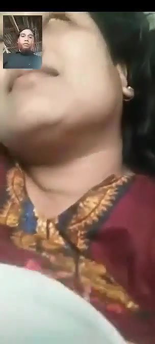Bangladeshi Bhabhi showing her big boobies on VC