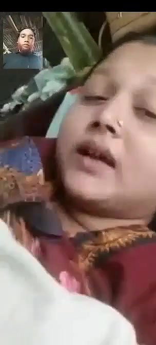 Bangladeshi Bhabhi showing her big boobies on VC