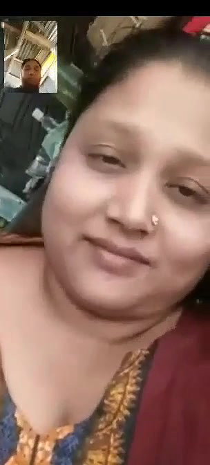 Bangladeshi Bhabhi showing her big boobies on VC