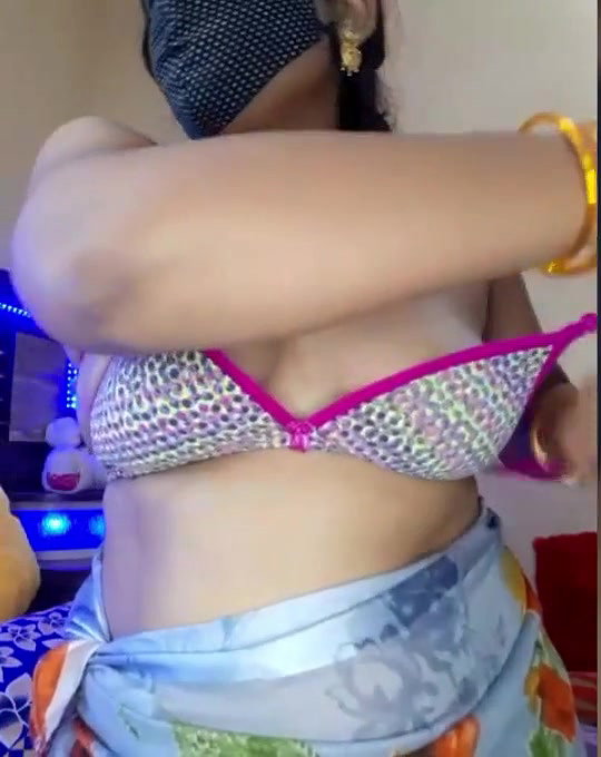 sexy Bhabhi latest boobs show video