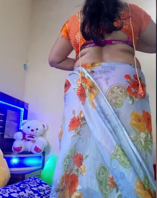 sexy Bhabhi latest boobs show video