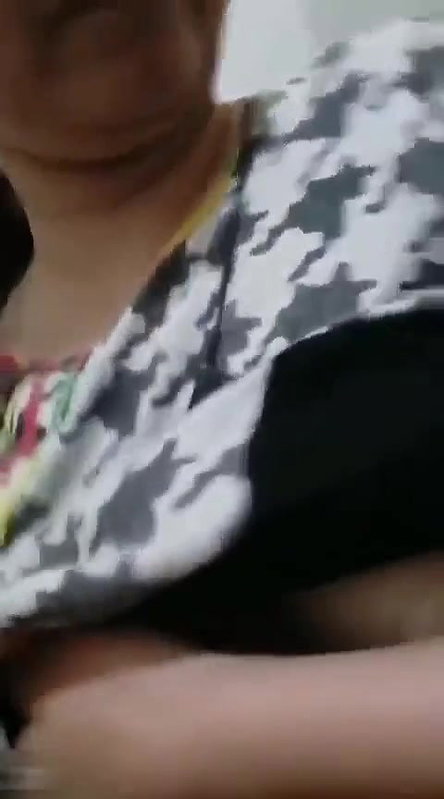 Cute desi girl showing her cute tits