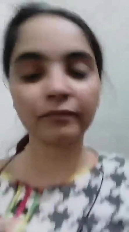 Cute desi girl showing her cute tits
