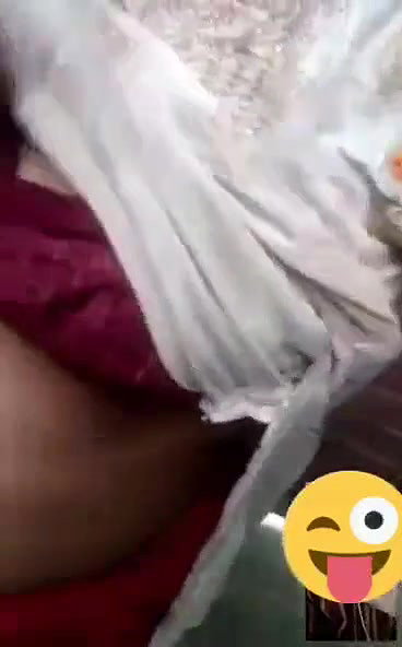 Karachi girl showing her boobs on VC