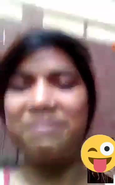 Karachi girl showing her boobs on VC